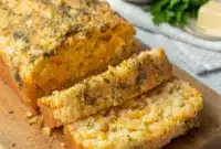 Easy Cheddar Bread – Cheddar Bay Biscuit Loaf That Melts in Your Mouth1 Golden loaf of homemade Easy Cheddar Bread sliced on a cutting board, showing melted cheese and soft texture—perfect Breads To Go With Soup or weeknight meals.