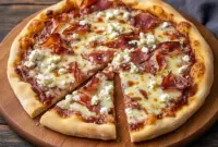 Elegant Fig & Goat Cheese Pizza – A Fancy Pizza Recipe with Prosciutto3 Close-up of a gourmet pizza featuring Prosciutto Ideas, layered with Artisan Pizza Toppings, rich Fig And Prosciutto Pizza Toppings, and creamy cheese, ideal for fans of elegant Recipes With Prosciutto.