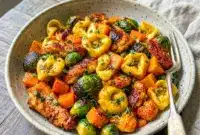 Autumn Chicken Dinner with Roasted Vegetables – Cozy, Hearty & Easy Tossed in garlic butter with tender chicken and cheese tortellini, this Autumn Chicken Dinner with Roasted Vegetables is one of the best Dinners With Butternut Squash you can make this season.